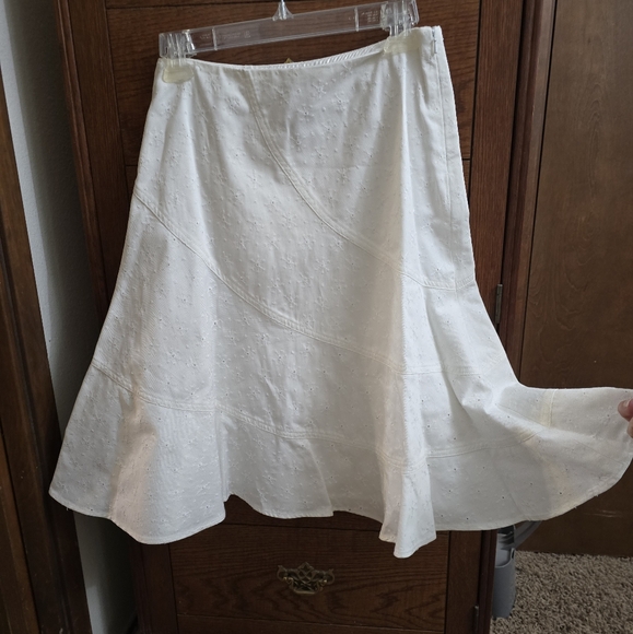 Liz Claiborne petite white eyelet denim skirt. - Picture 1 of 4